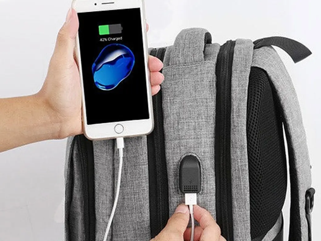 USBポートからスマホを充電している様子